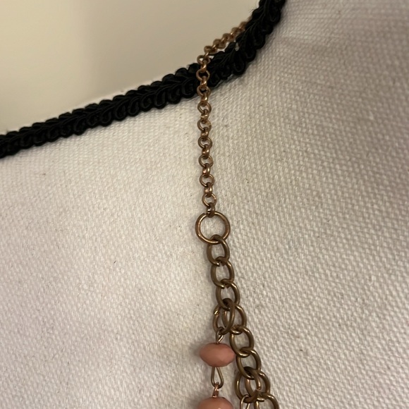 Bib necklace with pink beading - Picture 6 of 7